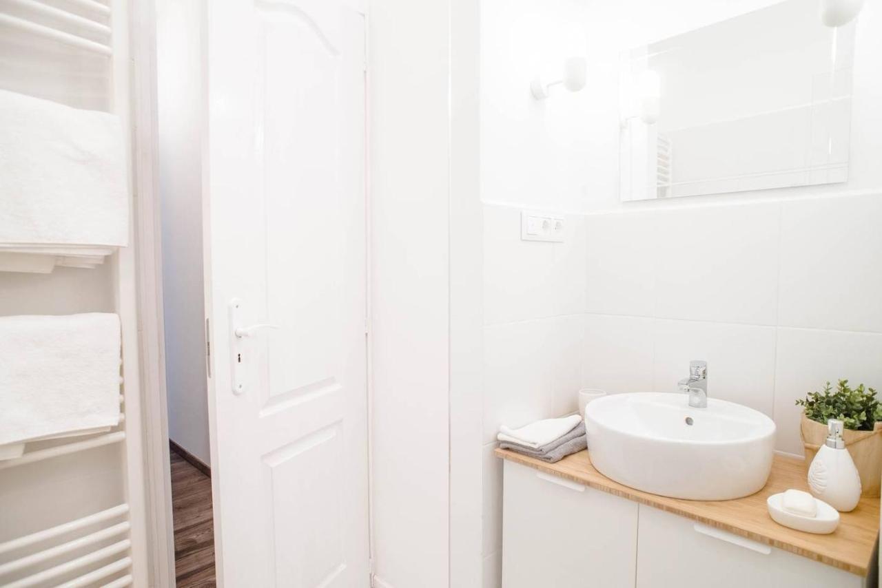 Comfy, Renewed 3 Bedroom Apt In Center ブダペスト エクステリア 写真